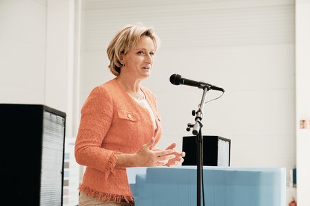 Dr. Nicole Hoffmeister-Kraut, Landesministerin für Wirtschaft, Arbeit und Tourismus, lobte bei der Einweihungsfeier das Engagement der Siebfabrik